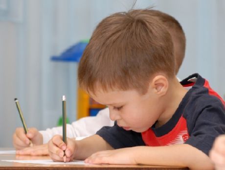 Wie man ein Kind zum Schreiben bringt, ist ein Problem für viele junge Eltern