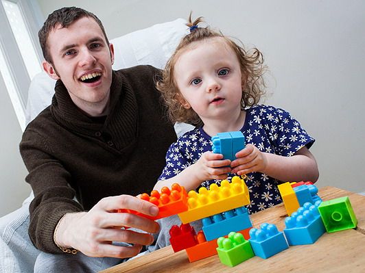 Eine kleine Tochter rettete ihren Vater vor Lähmung